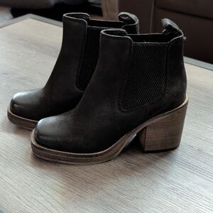 Elegant Black Ankle Boots with Brown Heel